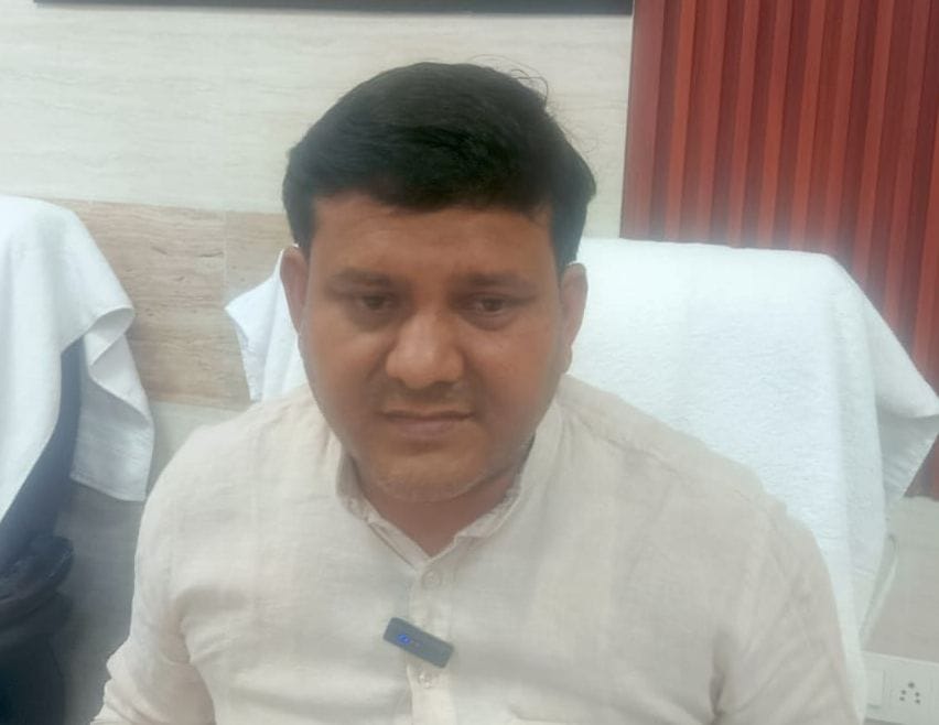 02जेएनडी32: मंडी में बायोमेट्रिक मशीन पर अंगूठा लगाते हुए किसान। संवाद 02जेएनडी32: मंडी में बायोमेट्रिक मशीन पर अंगूठा लगाते हुए किसान। संवाद