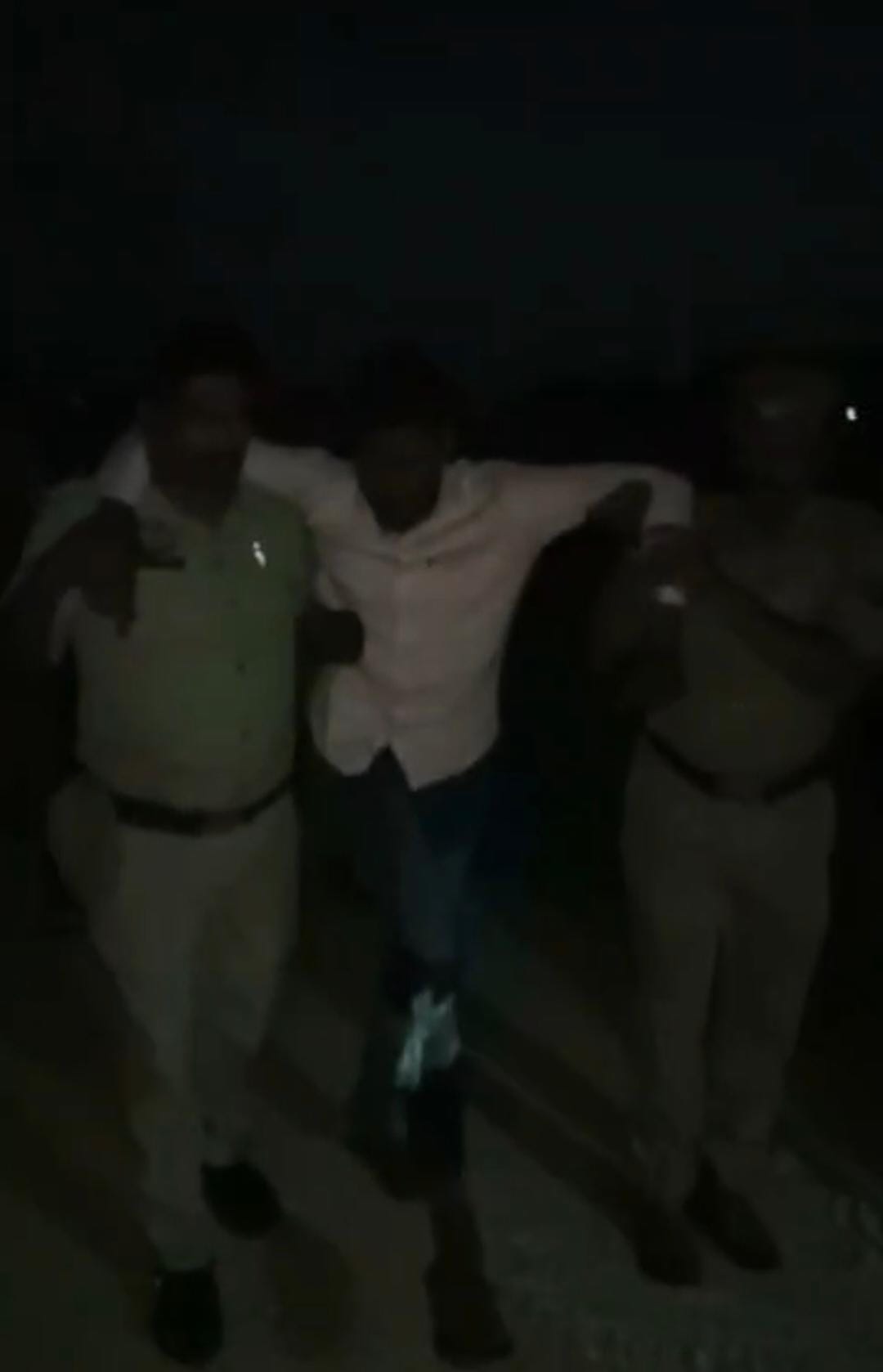 41 मुठभेड़ में घायल गो-तस्कर को ले जाती पुलिस। श्रोत-पुलिस