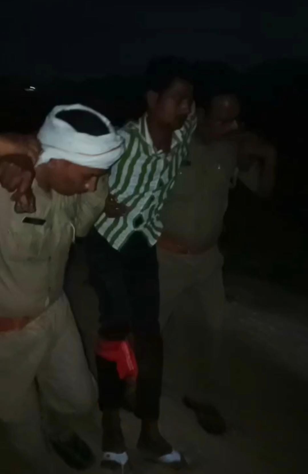 41 मुठभेड़ में घायल गो-तस्कर को ले जाती पुलिस। श्रोत-पुलिस