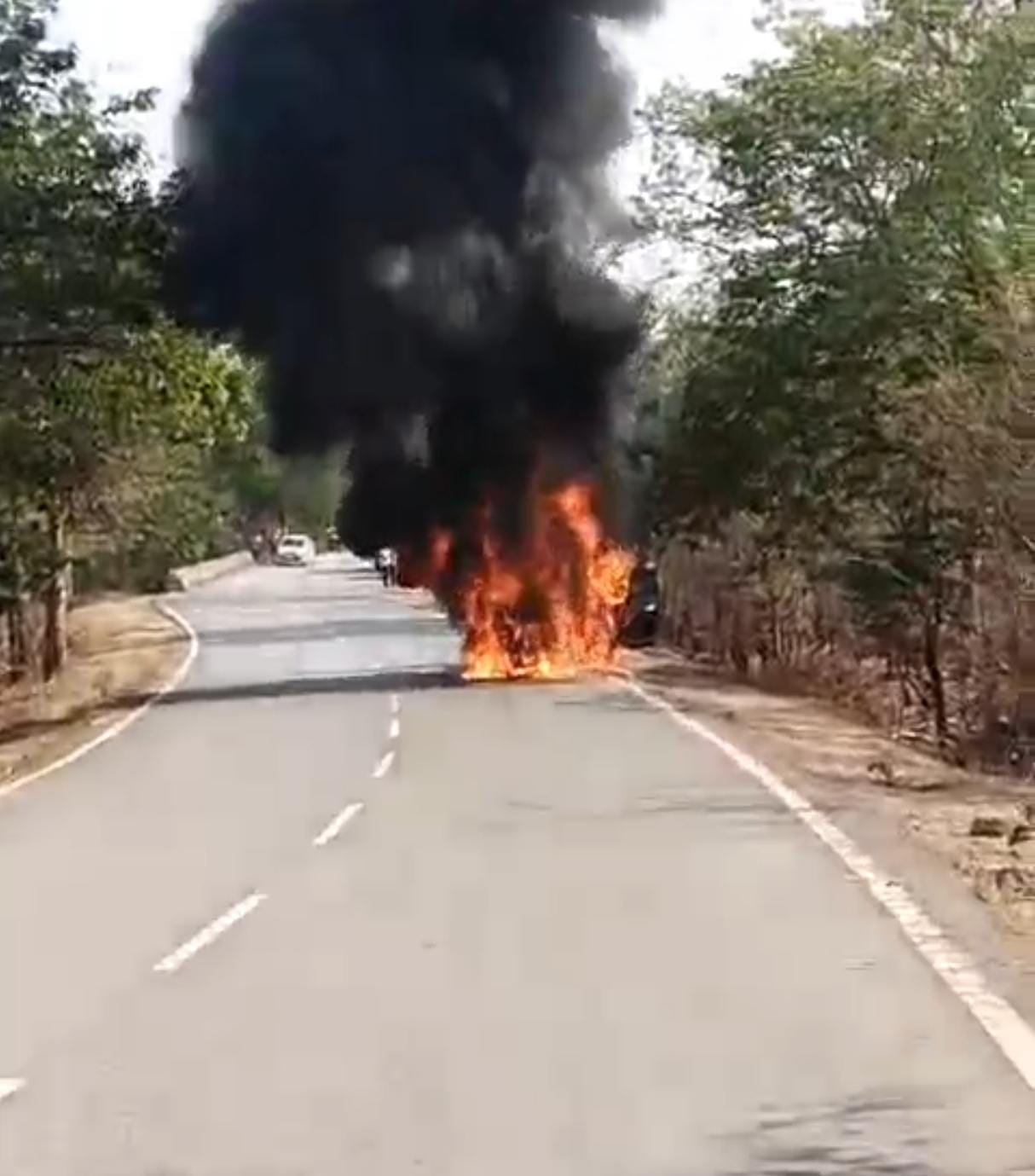 आग से कार खाक हो गया है