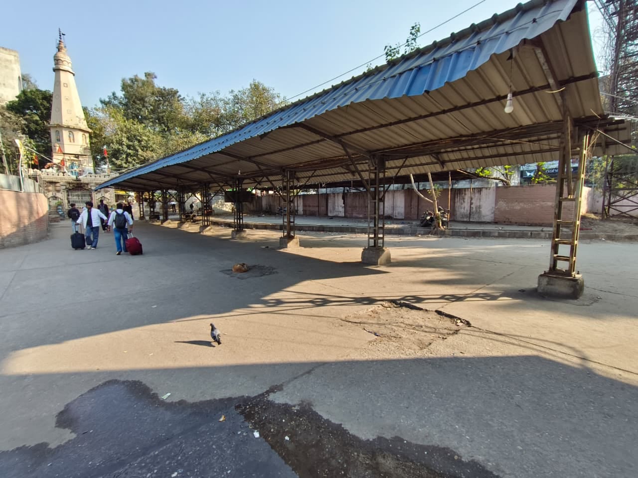 अस अड्डा पार्किंग बंद होने के चलते गेट के बाहर खड़े वाहन।