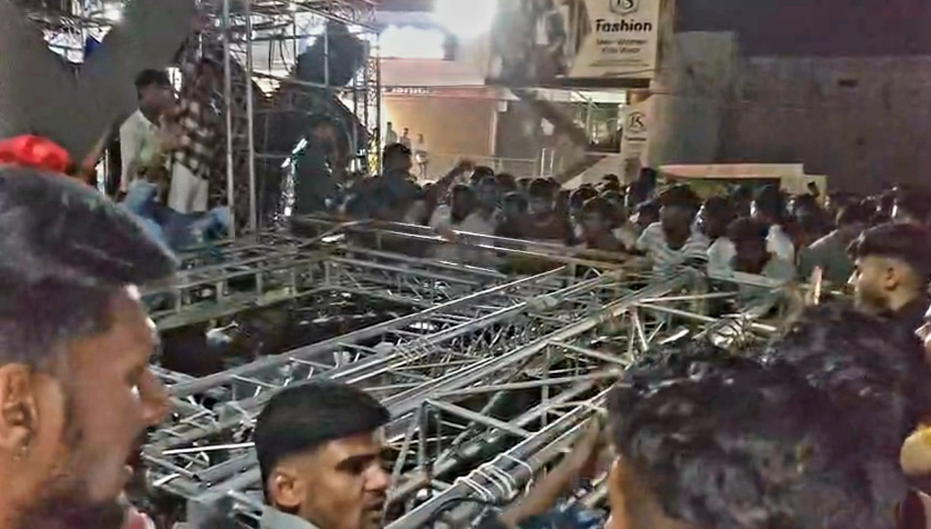 अस्पताल में जुटे लोग अस्पताल में जुटे लोग