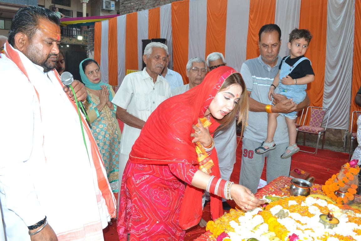 बाबा मस्ती गिरी अखाडे में पंचमुखी हनुमान जी की पूजा करने के बाद जयघोष करते महंत प्रह्लाद गिरी औ बाबा मस्ती गिरी अखाडे में पंचमुखी हनुमान जी की पूजा करने के बाद जयघोष करते महंत प्रह्लाद गिरी औ
