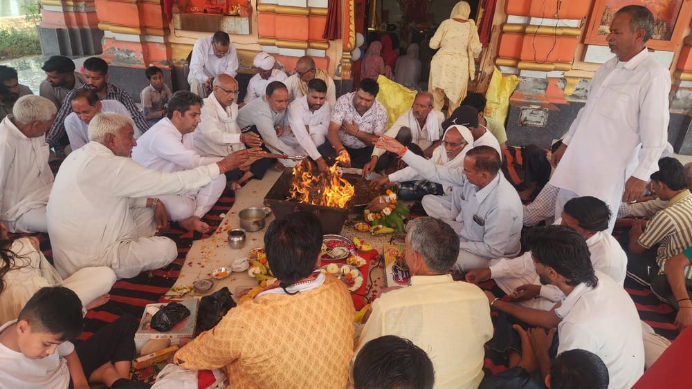 बाबैन। श्री दक्षिणमुखी सिद्ध हनुमान मंदिर रामसरन माजरा में हवन करते श्रद्धालु। संवाद बाबैन। श्री दक्षिणमुखी सिद्ध हनुमान मंदिर रामसरन माजरा में हवन करते श्रद्धालु। संवाद