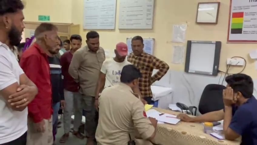 बच्चों की मौत पर रोते बिलखते परिजन बच्चों की मौत पर रोते बिलखते परिजन