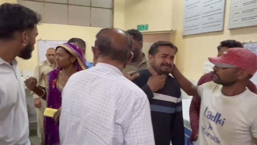 बच्चों की मौत पर रोते बिलखते परिजन बच्चों की मौत पर रोते बिलखते परिजन