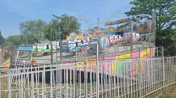 भैसहा मेले में ध्वस्त पड़ा झूला । संवाद भैसहा मेले में ध्वस्त पड़ा झूला । संवाद