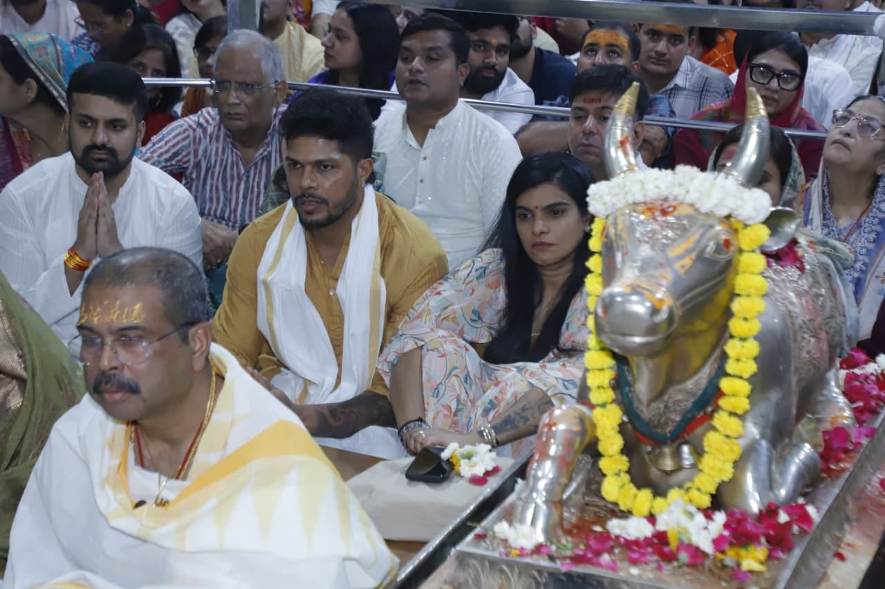 केंद्रीय मंत्री धर्मेंद्र प्रधान क्रिकेटर उमेश यादव ने किए दर्शन केंद्रीय मंत्री धर्मेंद्र प्रधान क्रिकेटर उमेश यादव ने किए दर्शन