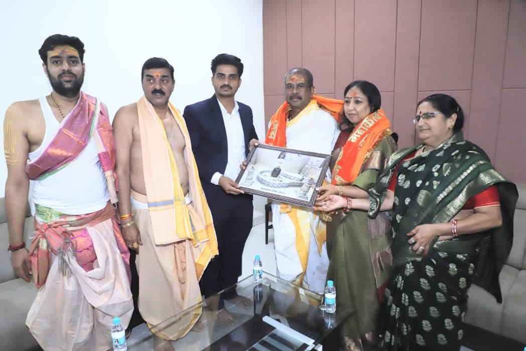 केंद्रीय मंत्री धर्मेंद्र प्रधान क्रिकेटर उमेश यादव ने किए दर्शन केंद्रीय मंत्री धर्मेंद्र प्रधान क्रिकेटर उमेश यादव ने किए दर्शन