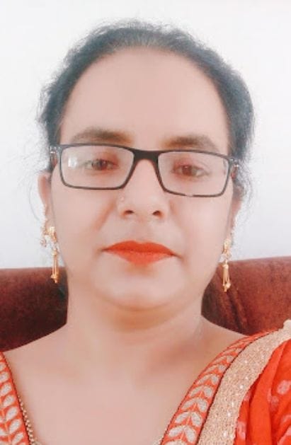 बहादुरगंज स्थित एक दुकान पर रखे तेल के पैकेट व बोतल। संवाद  