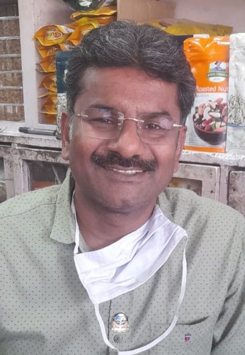 बहादुरगंज स्थित एक दुकान पर रखे तेल के पैकेट व बोतल। संवाद  