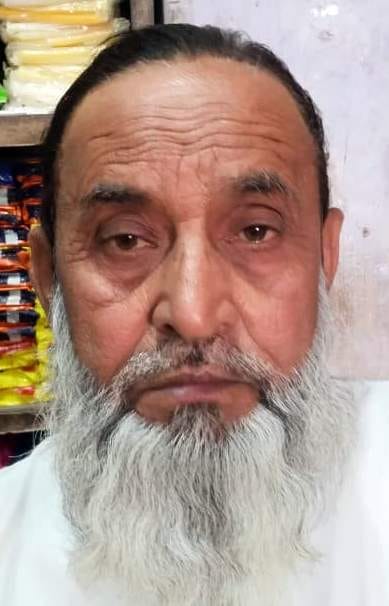 बहादुरगंज स्थित एक दुकान पर रखे तेल के पैकेट व बोतल। संवाद  