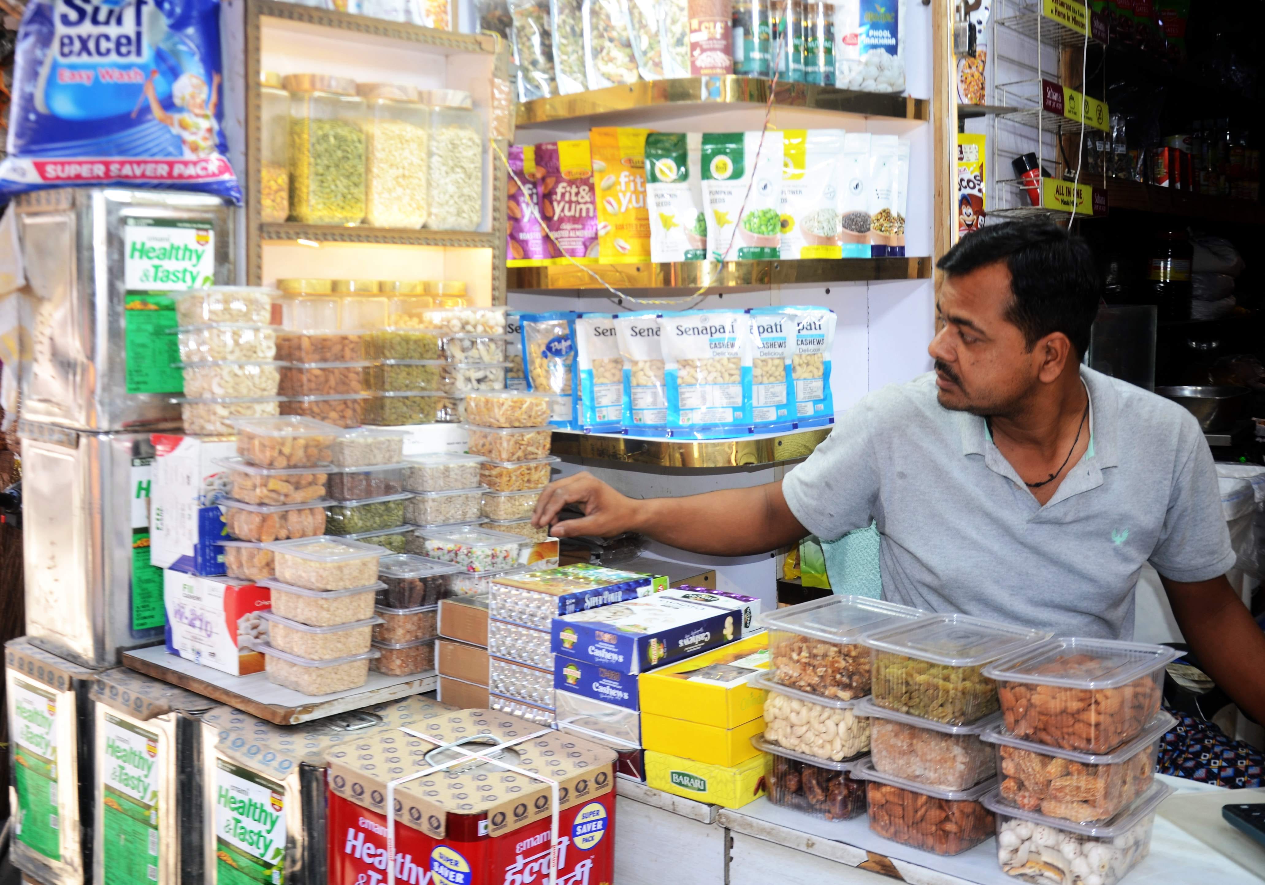 बहादुरगंज स्थित एक दुकान पर रखे तेल के पैकेट व बोतल। संवाद  