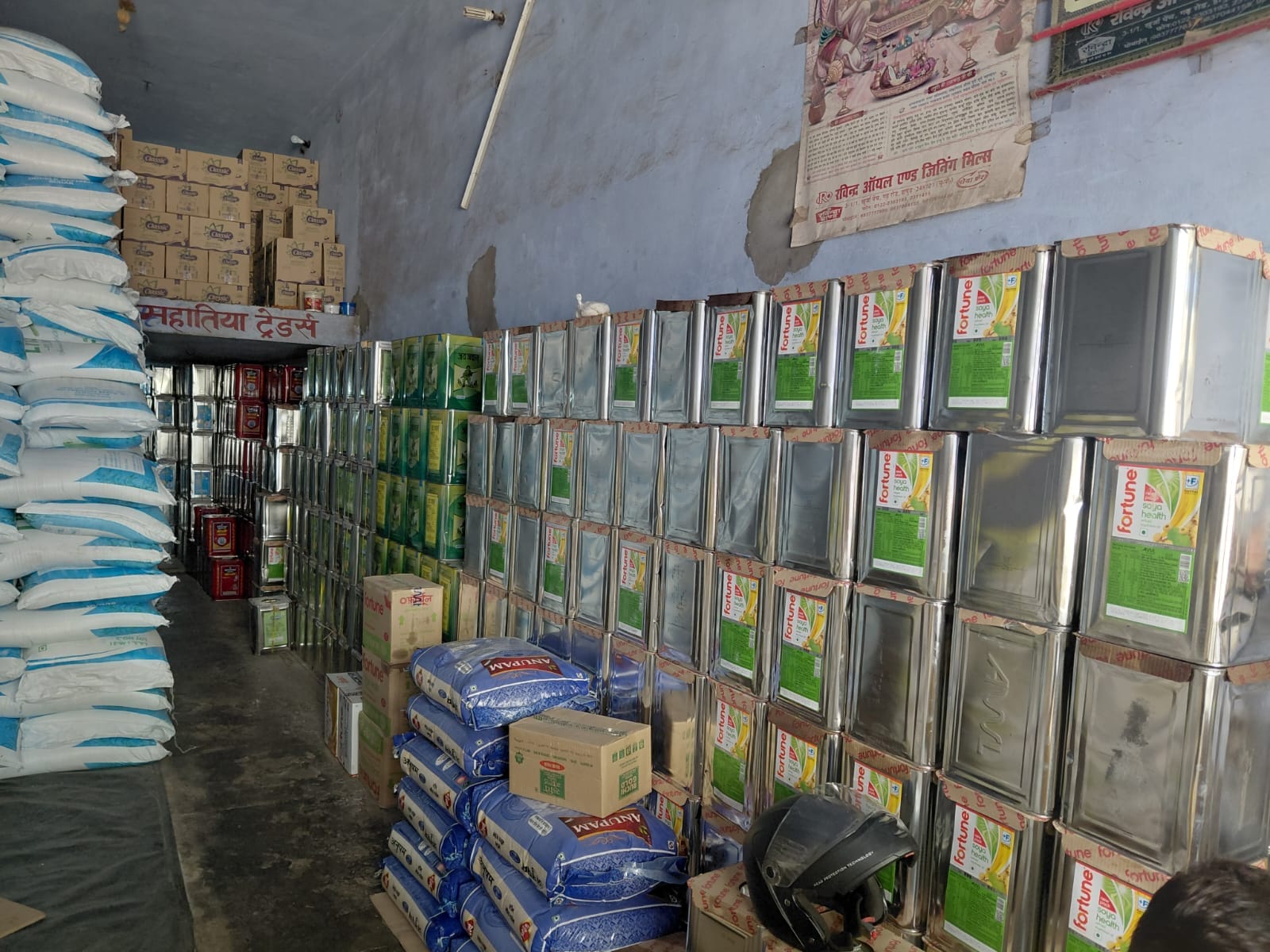 बाजार में रखे लोहे के एंगल। संवाद