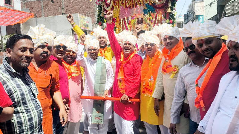 बिल्सी के संकट मोचन दरबार में आयोजित यज्ञ में हिस्सा लेते श्रध्दालु। संवाद बिल्सी के संकट मोचन दरबार में आयोजित यज्ञ में हिस्सा लेते श्रध्दालु। संवाद