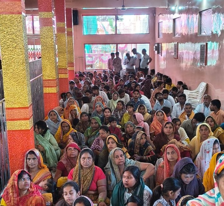 बिल्सी के संकट मोचन दरबार में आयोजित यज्ञ में हिस्सा लेते श्रध्दालु। संवाद बिल्सी के संकट मोचन दरबार में आयोजित यज्ञ में हिस्सा लेते श्रध्दालु। संवाद