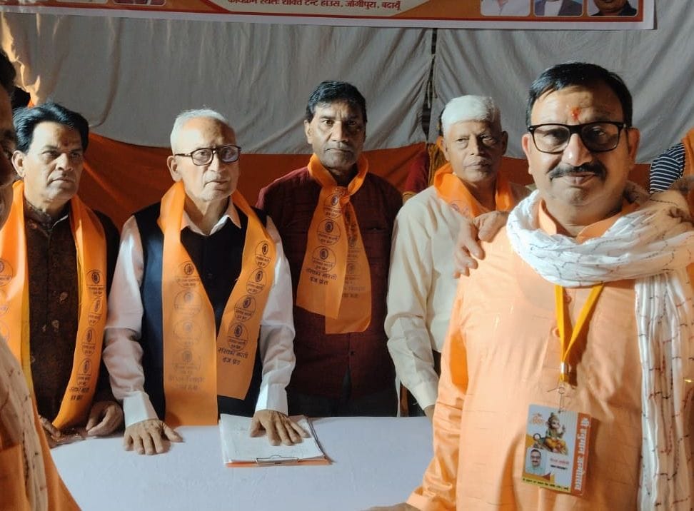 बिल्सी के संकट मोचन दरबार में आयोजित यज्ञ में हिस्सा लेते श्रध्दालु। संवाद बिल्सी के संकट मोचन दरबार में आयोजित यज्ञ में हिस्सा लेते श्रध्दालु। संवाद