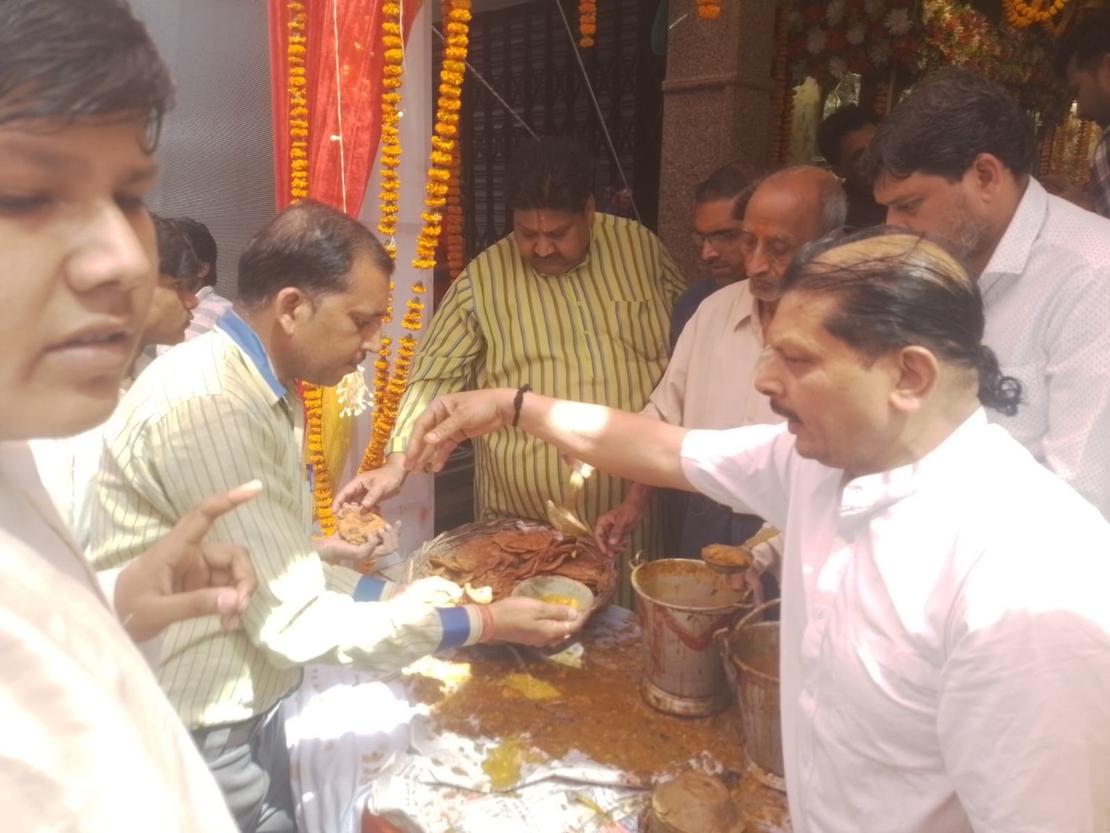 बिल्सी के संकट मोचन दरबार में आयोजित यज्ञ में हिस्सा लेते श्रध्दालु। संवाद बिल्सी के संकट मोचन दरबार में आयोजित यज्ञ में हिस्सा लेते श्रध्दालु। संवाद