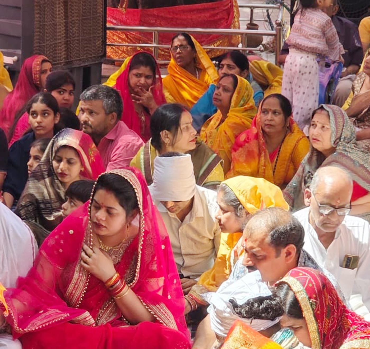 बिल्सी के संकट मोचन दरबार में आयोजित यज्ञ में हिस्सा लेते श्रध्दालु। संवाद बिल्सी के संकट मोचन दरबार में आयोजित यज्ञ में हिस्सा लेते श्रध्दालु। संवाद