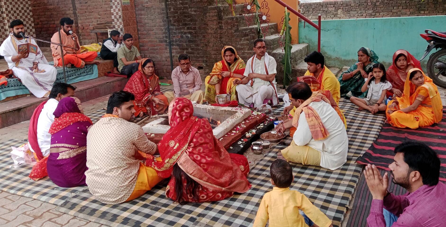 बिल्सी के संकट मोचन दरबार में आयोजित यज्ञ में हिस्सा लेते श्रध्दालु। संवाद बिल्सी के संकट मोचन दरबार में आयोजित यज्ञ में हिस्सा लेते श्रध्दालु। संवाद