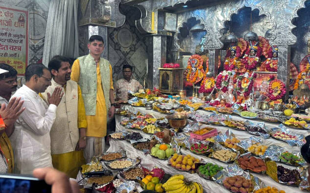 बिल्सी के संकट मोचन दरबार में आयोजित यज्ञ में हिस्सा लेते श्रध्दालु। संवाद बिल्सी के संकट मोचन दरबार में आयोजित यज्ञ में हिस्सा लेते श्रध्दालु। संवाद