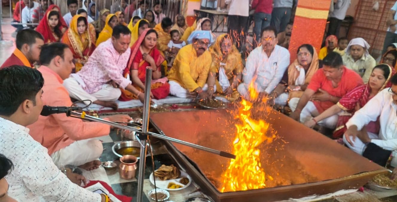 बिल्सी के संकट मोचन दरबार में आयोजित यज्ञ में हिस्सा लेते श्रध्दालु। संवाद बिल्सी के संकट मोचन दरबार में आयोजित यज्ञ में हिस्सा लेते श्रध्दालु। संवाद