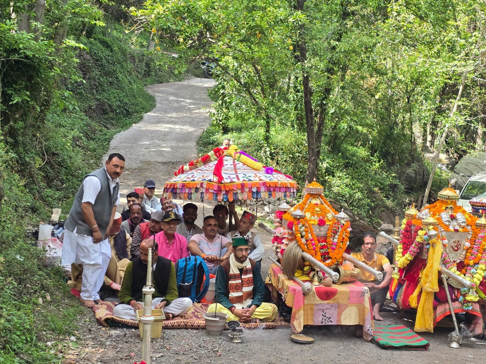 बरायली पंचायत में आयोजित देव मिलन कार्यक्रम के दौरान देवताओं की जात्रा में शामिल श्रद्धालु।