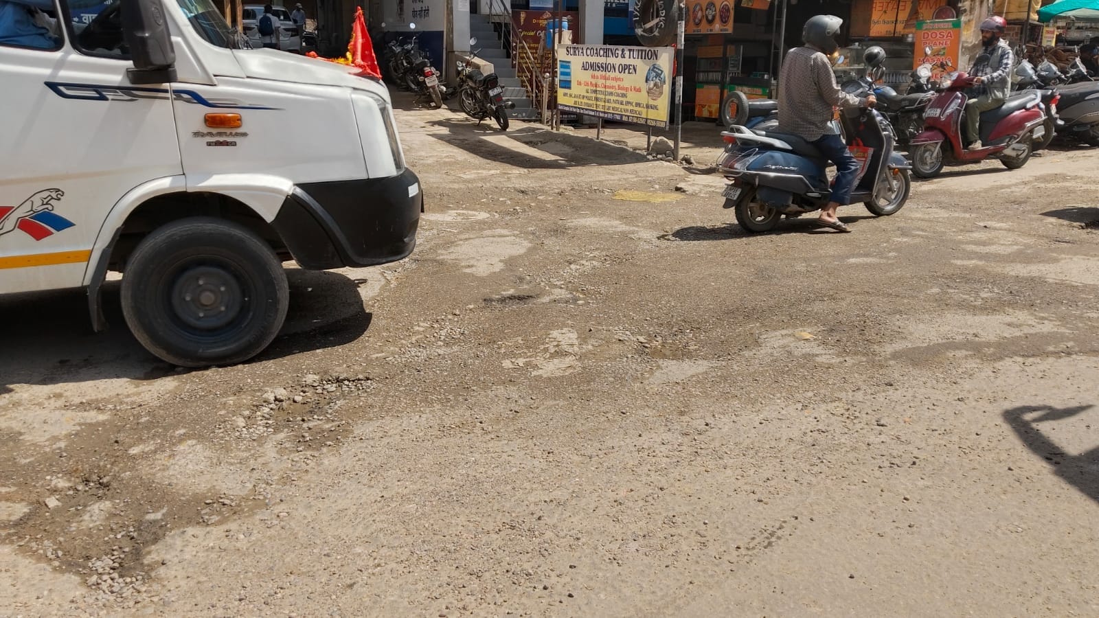 बस अड्डा नादौन में पड़े गड्ढे में जमा हुआ बारिश का पानी । संवाद बस अड्डा नादौन में पड़े गड्ढे में जमा हुआ बारिश का पानी । संवाद