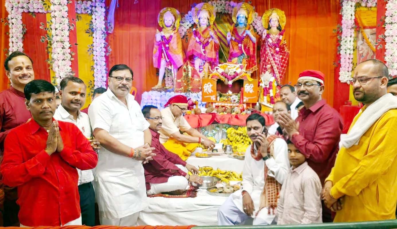 चाँदपुर स्थित श्री शिवा महेश्वरनाथ धाम पर श्रीमद्भागवत कथा सुनाते कथाव्यास अनिल दीक्षित दीवाना