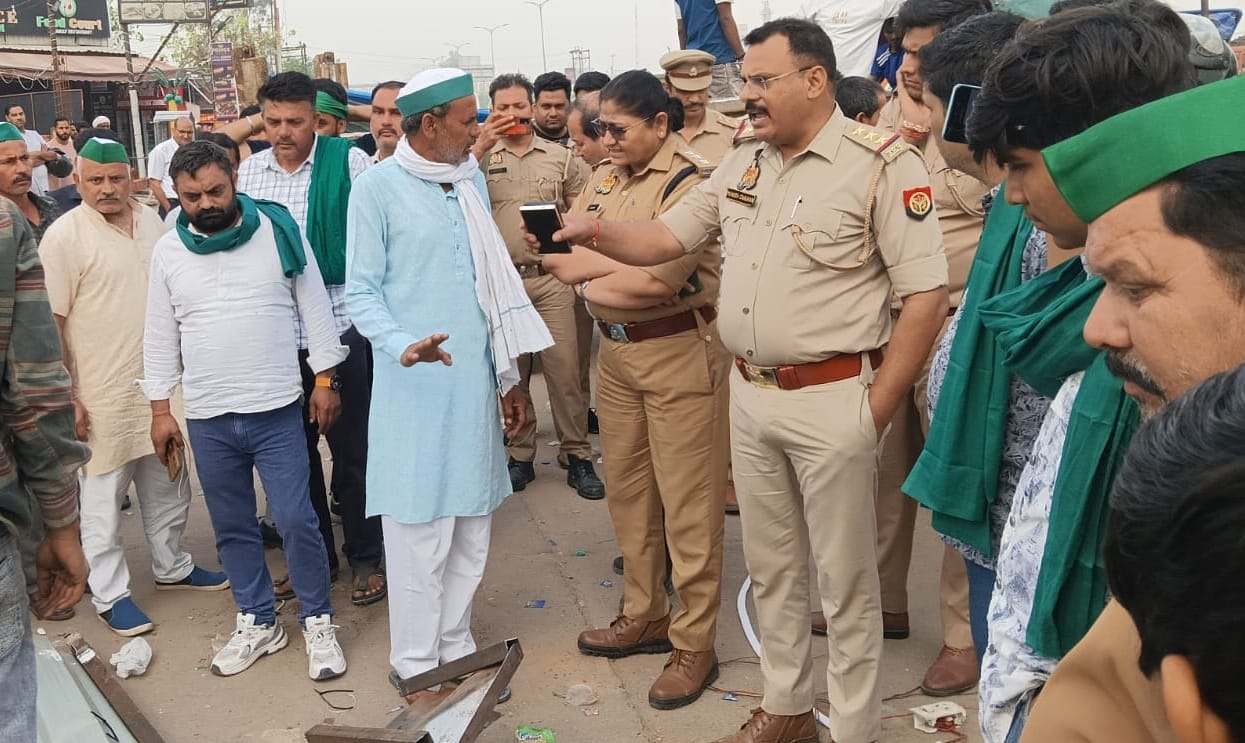 छिजारसी टोल प्लाजा के पास प्रशासन ने हटवाया सड़क पर हुआ अतिक्रमण।संवाद