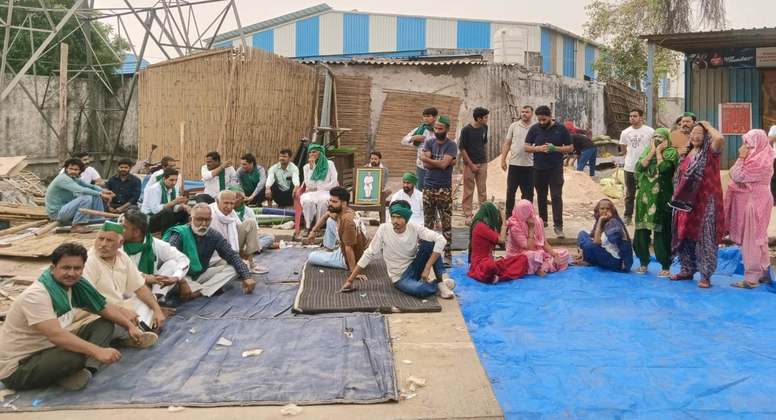 छिजारसी टोल प्लाजा के पास प्रशासन ने हटवाया सड़क पर हुआ अतिक्रमण।संवाद