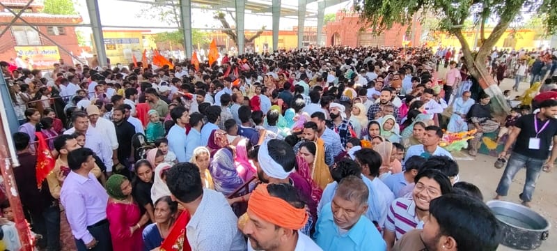 ढाका बसातियांवाला श्री पंचमुखी हनुमान मंदिर में श्री हनुमान जन्मोत्सव पर लगी श्रद्धालुओं की भीड ढाका बसातियांवाला श्री पंचमुखी हनुमान मंदिर में श्री हनुमान जन्मोत्सव पर लगी श्रद्धालुओं की भीड