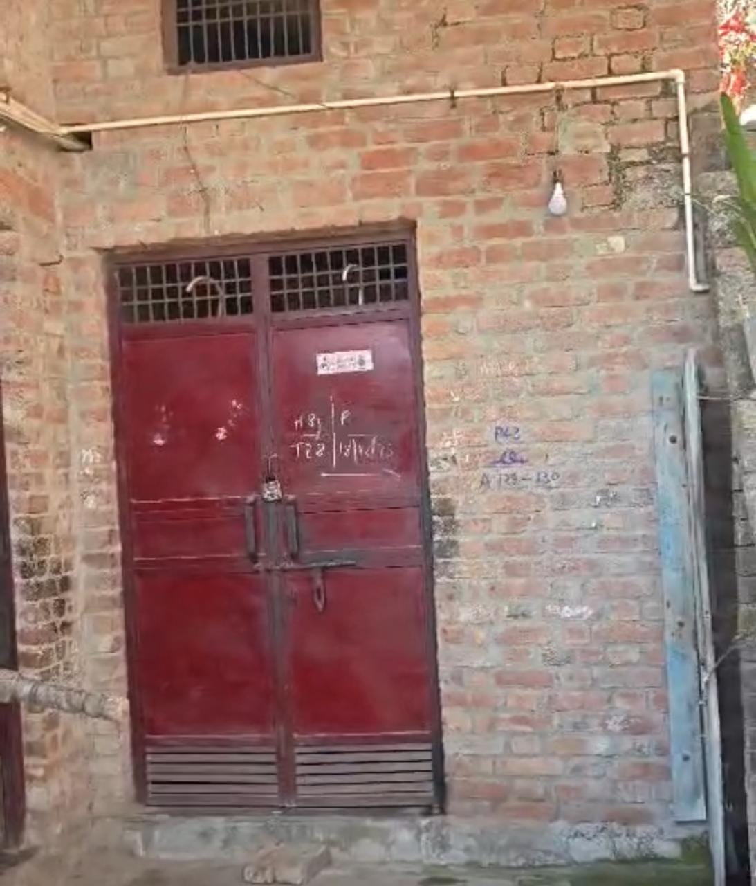 एसएसपी आफिस के बाहर खड़ा गुड़लिया का परिवार। स्रोत- सोशल मीडिया एसएसपी आफिस के बाहर खड़ा गुड़लिया का परिवार। स्रोत- सोशल मीडिया