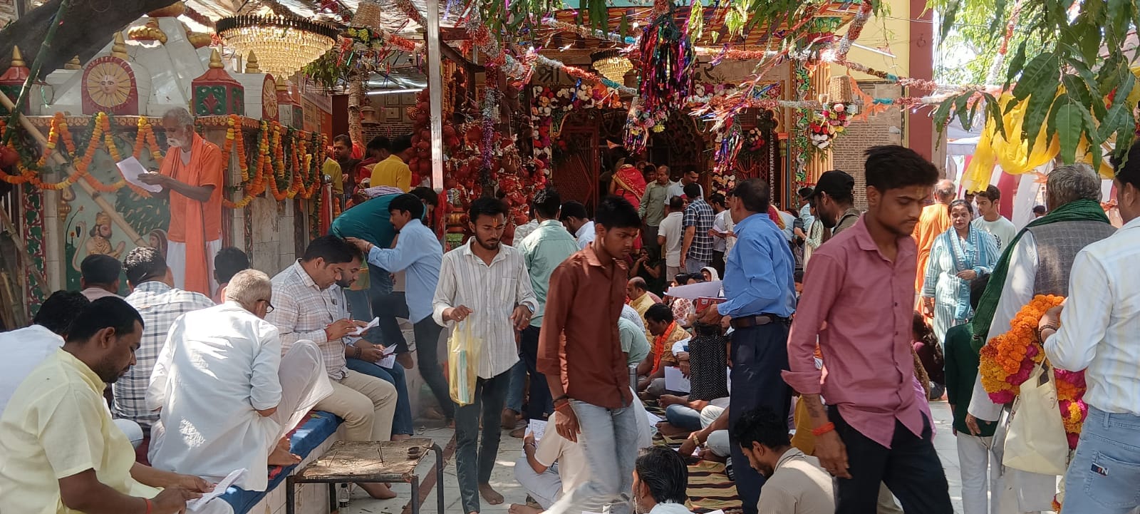 फोटो न- 02सीकेटीपी 22 लैना बाबा मंदिर में पाठ करते भक्त। संवाद फोटो न- 02सीकेटीपी 22 लैना बाबा मंदिर में पाठ करते भक्त। संवाद