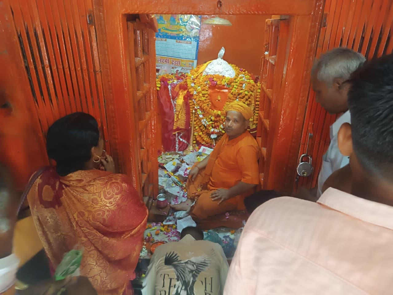 फोटो न- 02सीकेटीपी 22 लैना बाबा मंदिर में पाठ करते भक्त। संवाद फोटो न- 02सीकेटीपी 22 लैना बाबा मंदिर में पाठ करते भक्त। संवाद