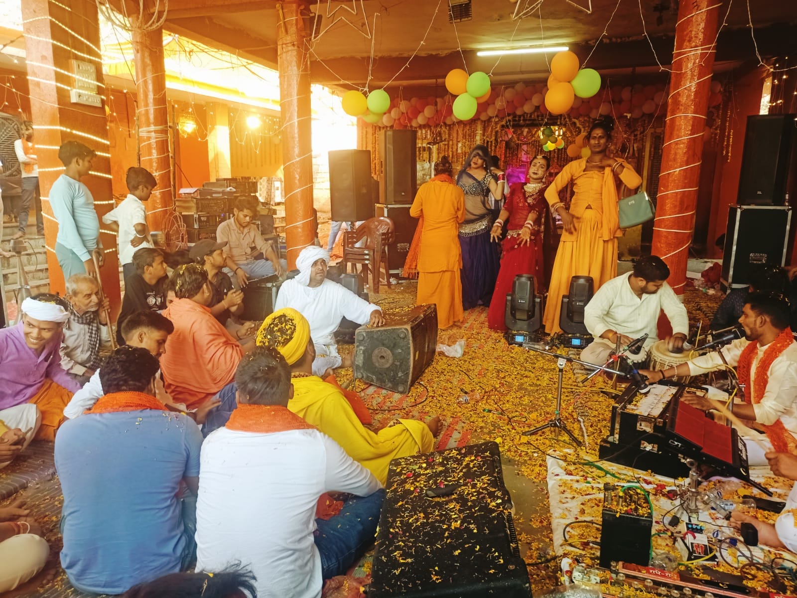 फोटो न- 02सीकेटीपी 22 लैना बाबा मंदिर में पाठ करते भक्त। संवाद फोटो न- 02सीकेटीपी 22 लैना बाबा मंदिर में पाठ करते भक्त। संवाद