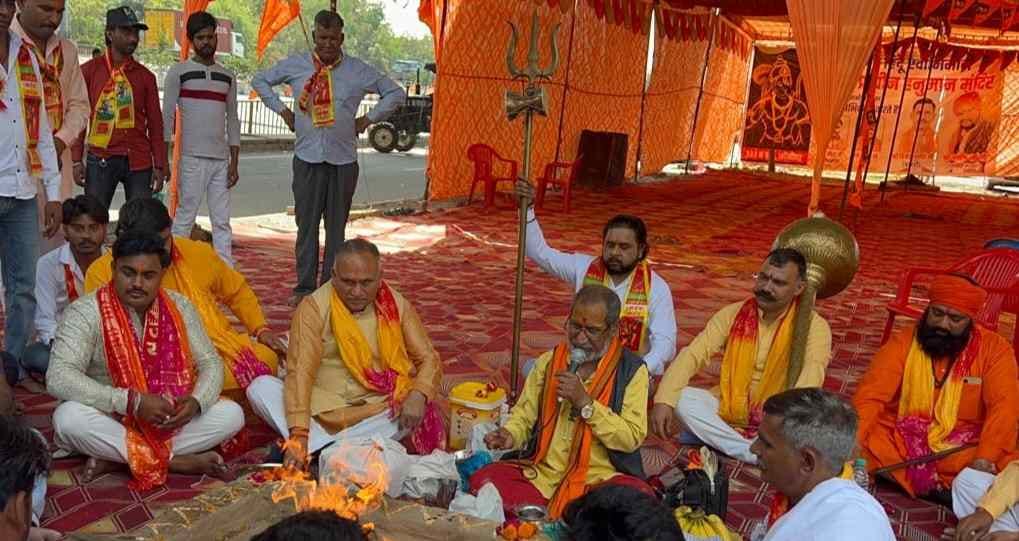 फोटो: सोनीपत शहर के एक मंदिर में हनुमान की आरती के दौरान शामिल विधायक निखिल मदान व श्रद्धालु। फोटो: सोनीपत शहर के एक मंदिर में हनुमान की आरती के दौरान शामिल विधायक निखिल मदान व श्रद्धालु।