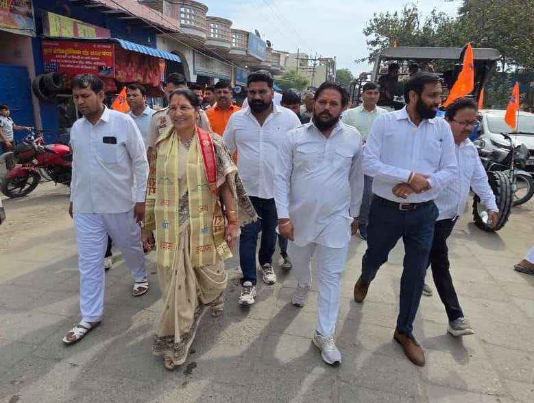फोटो: सोनीपत शहर के एक मंदिर में हनुमान की आरती के दौरान शामिल विधायक निखिल मदान व श्रद्धालु। फोटो: सोनीपत शहर के एक मंदिर में हनुमान की आरती के दौरान शामिल विधायक निखिल मदान व श्रद्धालु।