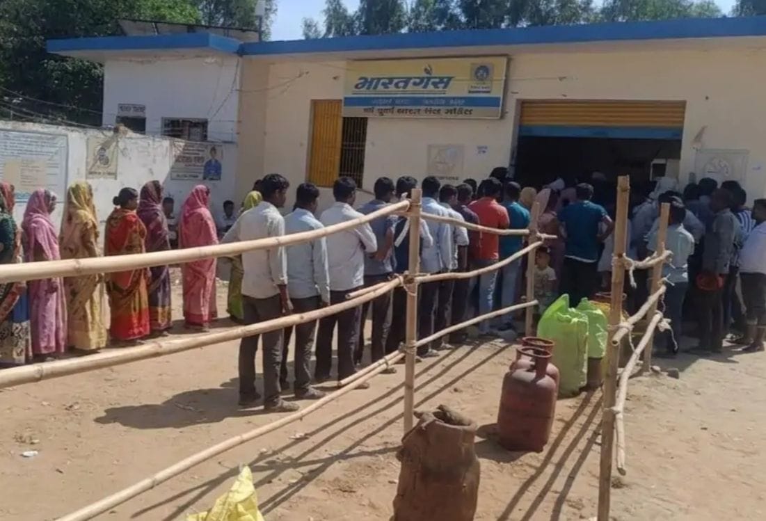 गैस एजेंसी पर लगी उपभोक्ताओं की लाइन। संवाद