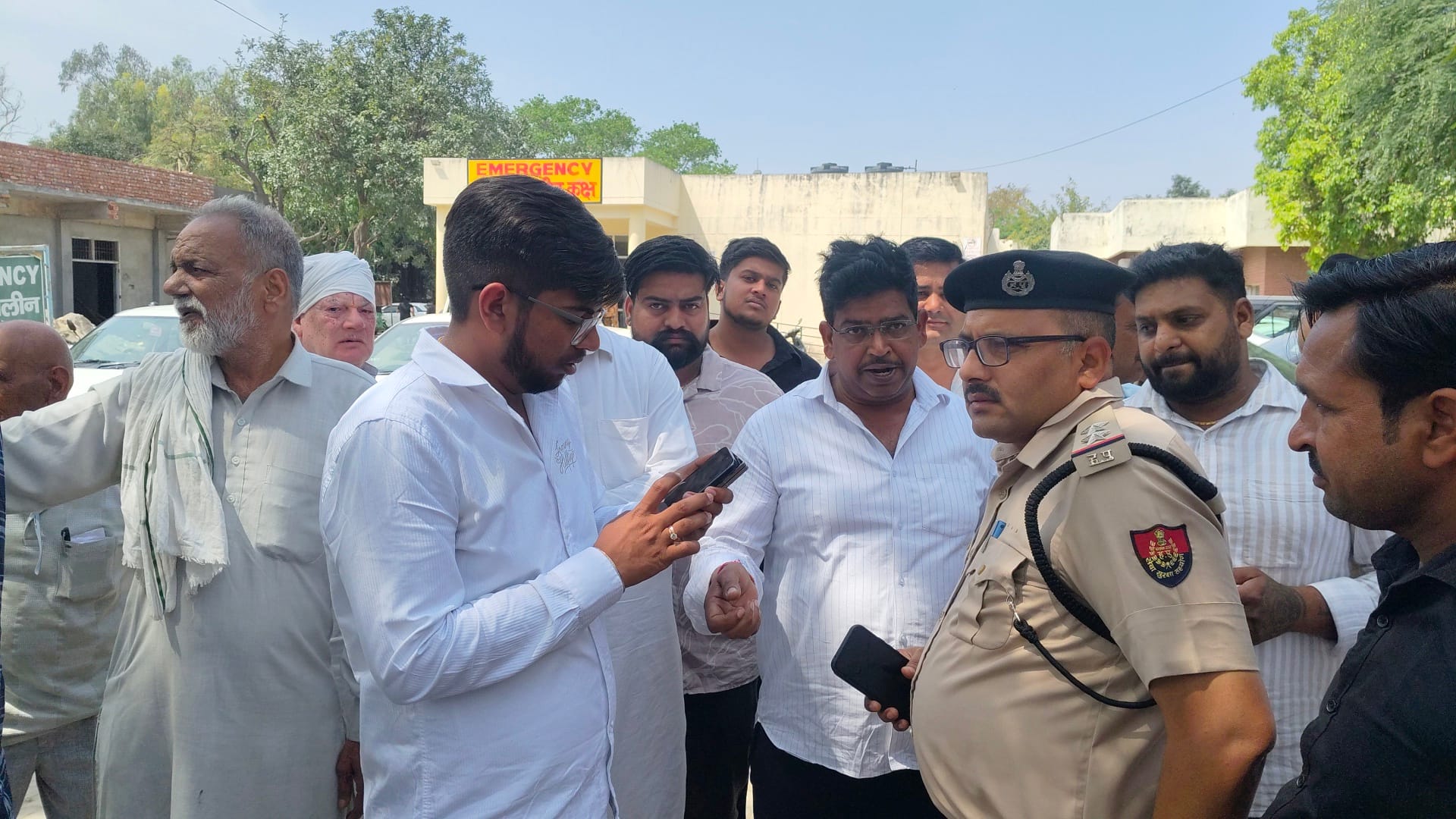 घरौंडा सामुदायिक स्वास्थ्य केंद्र में डंडे से पिटाई करने का फोटो घरौंडा सामुदायिक स्वास्थ्य केंद्र में डंडे से पिटाई करने का फोटो