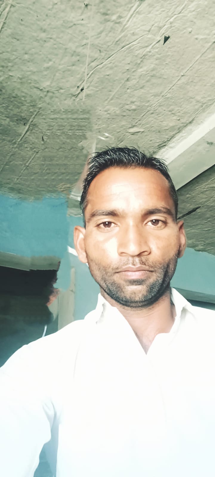 घटना के बाद पीड़ित परिजन के घर पहुंचकर पूछताछ करते एसपी सत्यनारायण प्रजापत। संवाद