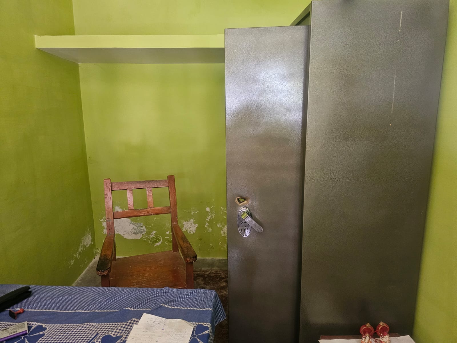 घायल प्रिंसिपल अनिल सिंह व मौके पर जांच करती पुलिस।