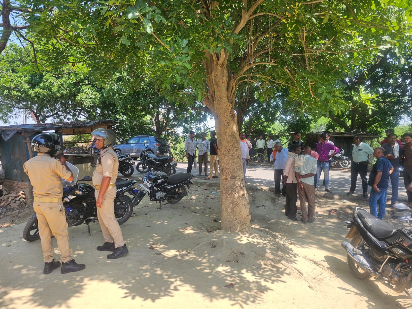 घायल प्रिंसिपल अनिल सिंह व मौके पर जांच करती पुलिस।