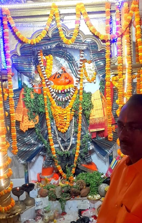 हनुमान जन्मोत्सव पर नगर के बड़ादेव हनुमान मंदिर में दर्शन-पूजन करते लोग। संवाद हनुमान जन्मोत्सव पर नगर के बड़ादेव हनुमान मंदिर में दर्शन-पूजन करते लोग। संवाद