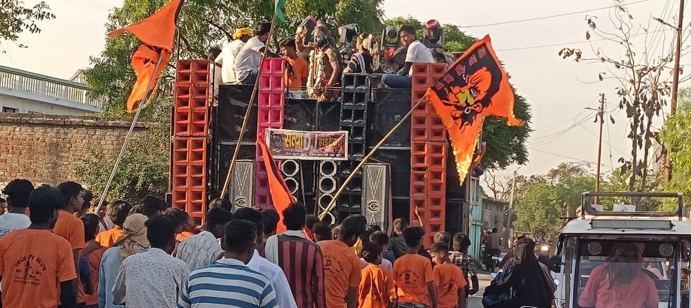 हनुमानगंज जयंती पर खड्डा नगर में निकली शोभा यात्रा में शामिल लोग।स्रोत-सोशल मीडिया हनुमानगंज जयंती पर खड्डा नगर में निकली शोभा यात्रा में शामिल लोग।स्रोत-सोशल मीडिया