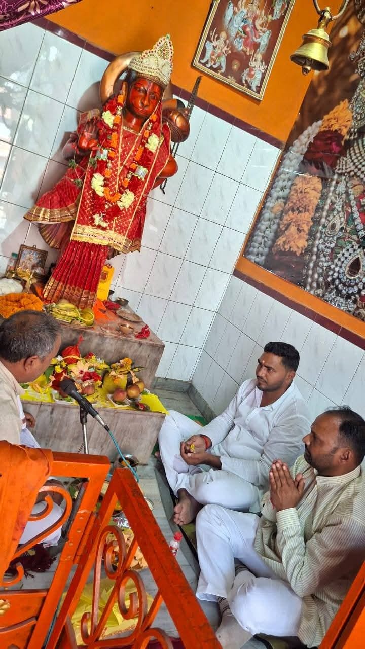 हनुमानगंज जयंती पर खड्डा नगर में निकली शोभा यात्रा में शामिल लोग।स्रोत-सोशल मीडिया हनुमानगंज जयंती पर खड्डा नगर में निकली शोभा यात्रा में शामिल लोग।स्रोत-सोशल मीडिया