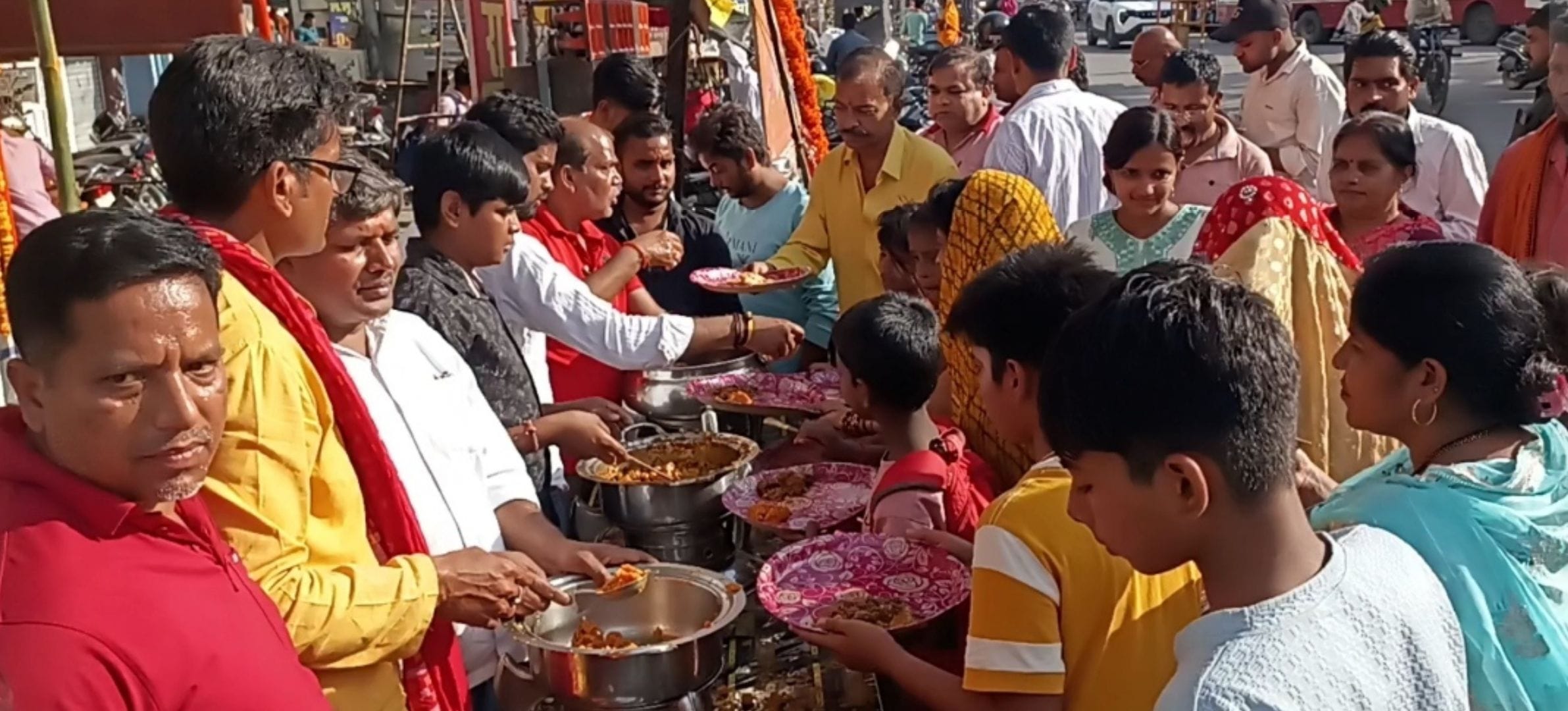 हनुमानगंज जयंती पर खड्डा नगर में निकली शोभा यात्रा में शामिल लोग।स्रोत-सोशल मीडिया हनुमानगंज जयंती पर खड्डा नगर में निकली शोभा यात्रा में शामिल लोग।स्रोत-सोशल मीडिया