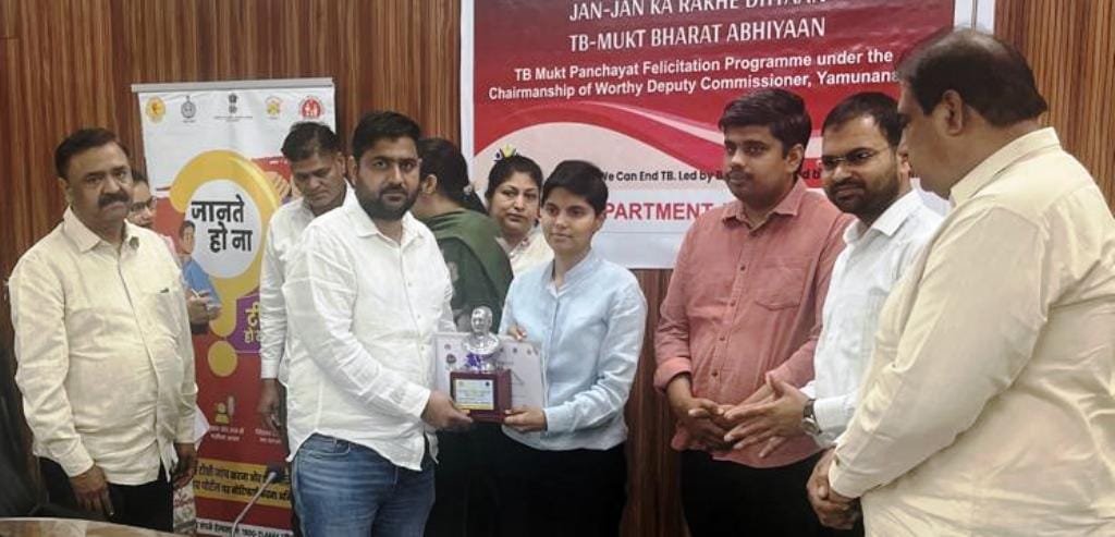 हड़तौल गांव के सरपंच को सम्मानित करती डीसी प्रीति स्वयं