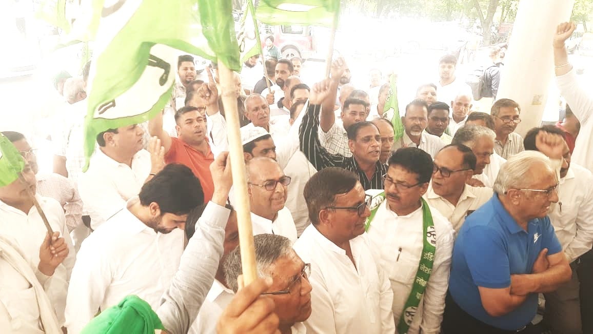 जिला सचिवालय में प्रदर्शन कर नारेबाजी करते इनेलो कार्यकर्ता व किसान। संवाद