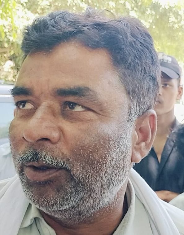 शाहजहांपुर में एसई कार्यालय में धरना देते कांग्रेस के पदाधिकारी। संवाद